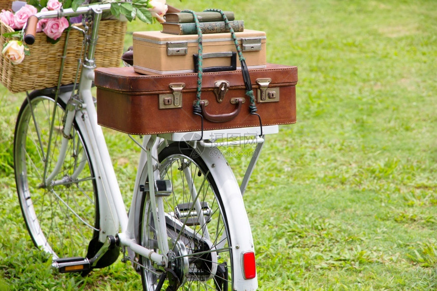 繁荣带有袋子的旧式自行车泰国绿图片