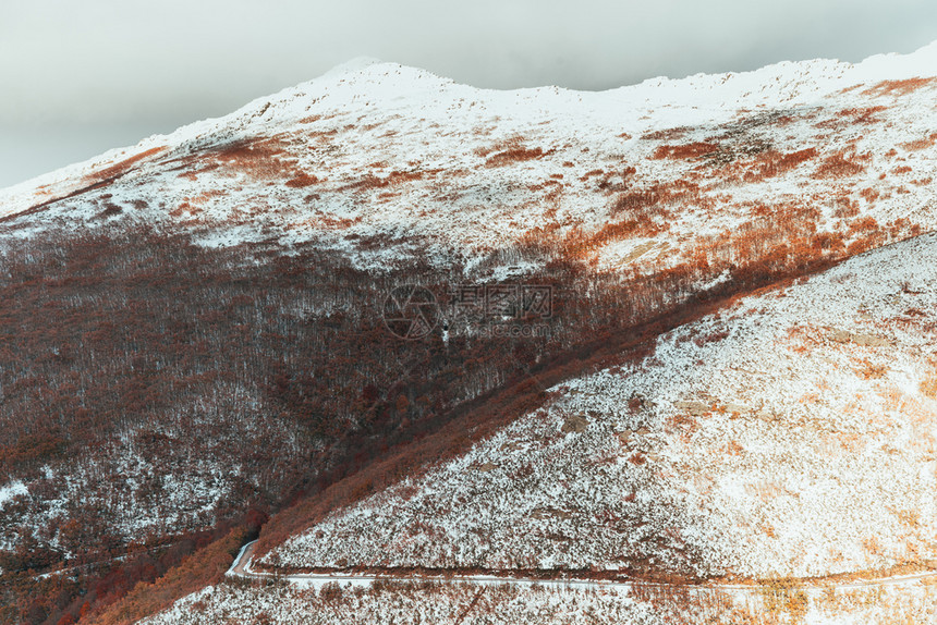 冬季的河谷和雪山图片