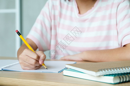 铅笔女孩手写记本纸表格教育概念信女图片