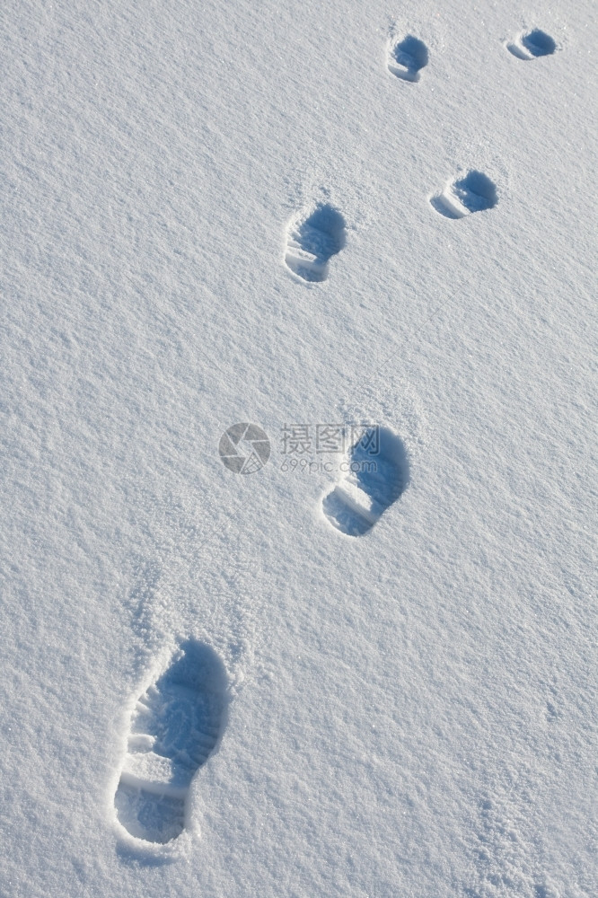 简单的印刷冷若冰霜雪地里的脚印图片