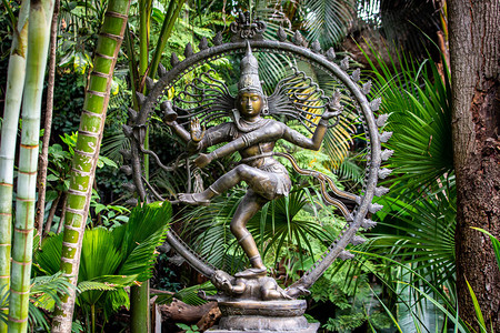 金属雕像如果Hhindu女神卡利在花园外的院子里如果Hhindu女神卡利在花园里曼陀罗幽思灵背景图片