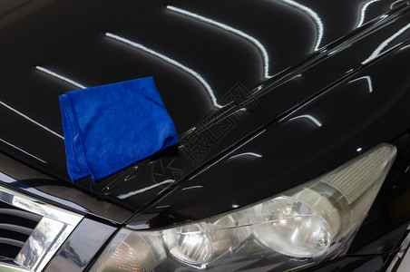 车库黑色头巾上的蓝微纤维布运输蓝色的图片