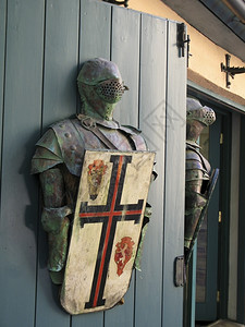 战争屏蔽门上贴有盾牌的骑士盔甲装历史图片