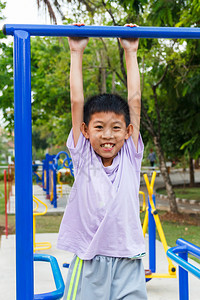 泰国男孩在操场上挂棍乐趣俏皮童年图片