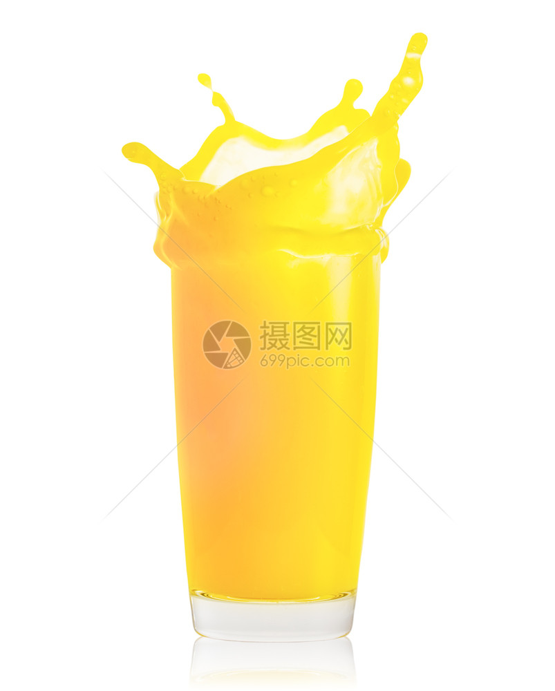 在白色背景上隔绝的透明玻璃中喷洒新鲜橙子汁生态清洁产品命没有塑料在白色背景上隔绝的透明玻璃中喷洒新鲜橙子汁而没有塑料般的新鲜橙子图片