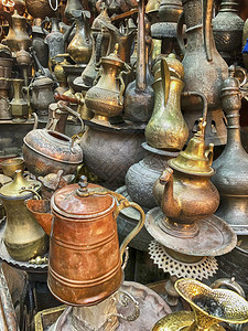 纪念品商在耶路撒冷旧城的一家商店展示了不同大小的若干茶壶和老的中间高清图片素材
