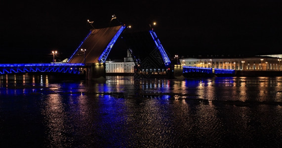 城市的俄罗斯圣彼得堡宫桥开幕之夜的景象著名场图片