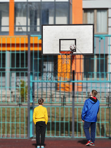 运动青少年在操场上打篮球青少年在打篮球乐趣轻的图片