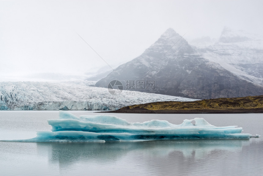 的颜色景观冰岛Vatnajokull公园Fjallsarlon冰川环礁湖岛Iceberg的冰山图片