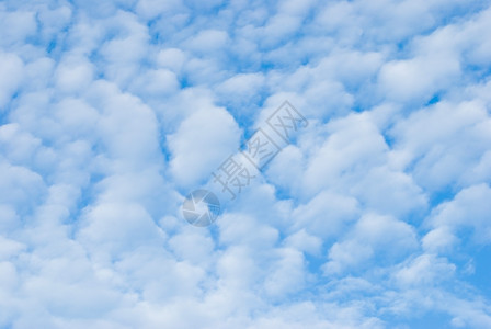 春天超过蓝色的上特殊白云蓝色天空上特别的白云图片