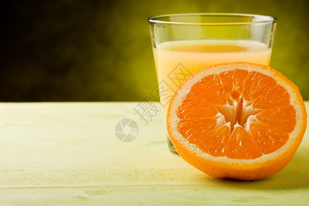 口渴木制桌上的玻璃杯里新鲜橙子汁淬火有机的图片