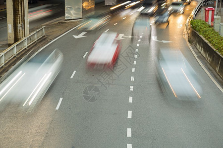 现代的汽车在路上行驶晚使用速度移动车道图片