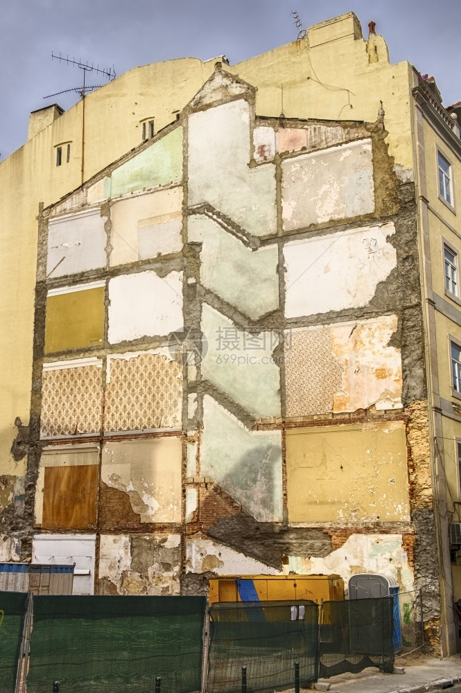 结构体拆除在葡萄牙里斯本的一座旧建筑破坏过程中用相邻结构墙壁对面的旧建筑结构进行概述墙壁房间油漆和壁纸都在外墙壁油漆和纸都被在墙图片