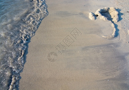 岛屿波和沙背景纹理与石头和轨道马略卡岛巴利阿里群西班牙蓝色的晴天图片