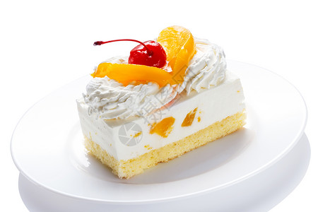 糖果奶油一块美味的蛋糕在盘子上孤立白色背景上一块美味的蛋糕在盘子上红色的刨冰高清图片素材