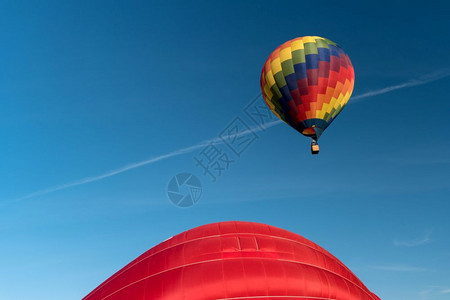离开帆始多彩热气球的详情覆盖图片