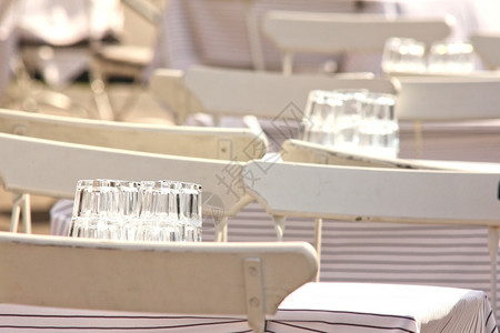 优雅的用餐白椅子和桌餐厅户外具图片