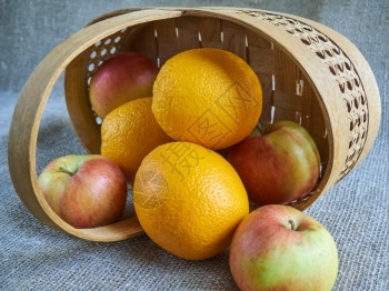 品种季节篮子中的苹果和橙篮中的水果自然图片