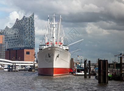 贸易进口地表货船与前方轮的合金商业高清图片