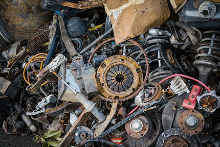 桩垃圾场被堆丢弃的旧车零件堆积如山铁图片