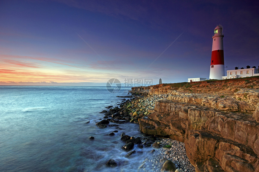 英国外部的波特兰比尔灯塔日出在多塞特海岸红色的图片