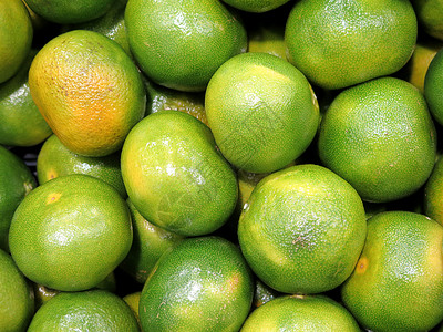 多汁的喝新鲜绿色橘子美味的热带水果一顿饭图片