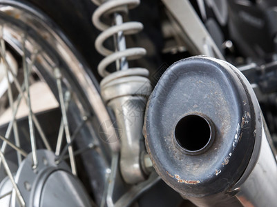 车辆引擎运动旧摩托车的小型排气选择焦点图片
