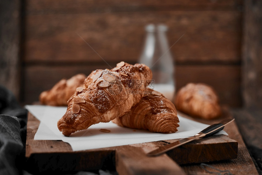 糖含奶油的杏仁角面包木本底填充法语美食图片