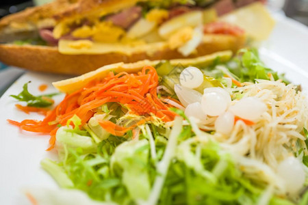 新鲜的目三明治加沙拉自然图片