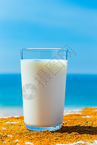 玻璃杯装满奶蓝海和天空口渴新鲜的饮料图片