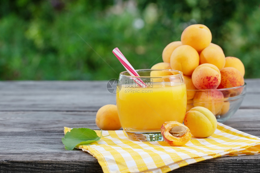 户外餐桌上的果汁和水果图片