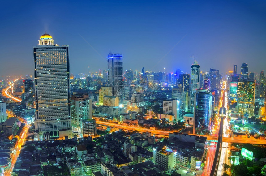高速公路夜晚美丽的城市风景曼谷商业区和住宅在黄昏泰国的时分在曼谷河图片