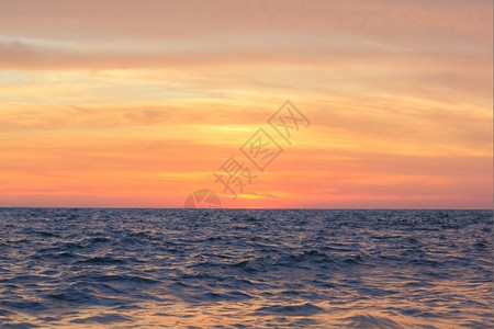 颜色美丽的日出在海面宁静超过图片