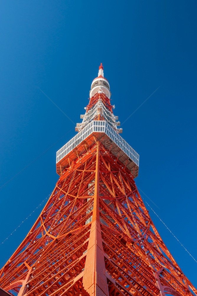 蓝天白云下的东京塔图片