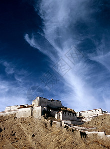 佛修道院吉扬采宗建在山上后面有深蓝的天空爬坡道一种高清图片