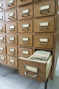 指数文件在档案库中旧打开的木制抽屉教育图片