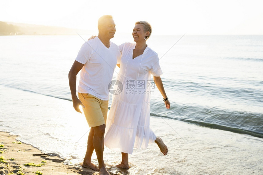 乐趣自然有一对全镜头的情侣在海边玩得开心满的图片