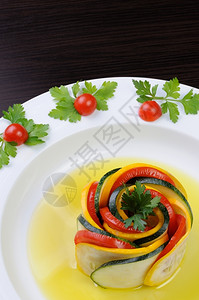 盘子开胃菜被扭曲成螺旋状黄瓜番茄和酱汁的螺旋状低卡路里扭曲的图片