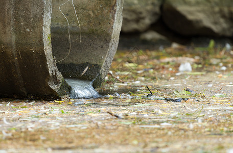 污水管道染河具体的环境污染者水泥高清图片素材