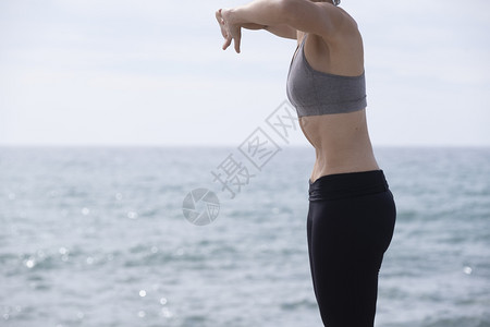 女在海中做低压锻炼抑的瘦身房间图片