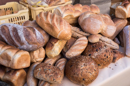 健康晚餐脆皮面包在店铺中组装面包在市场上不同的新鲜面包图片