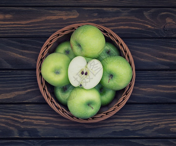 有机的在木背景顶视图的碗中绿苹果木头最佳图片