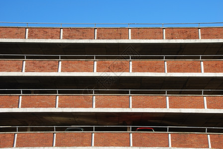 坡道停車處结构体一座高砖楼上的空停车设施图片