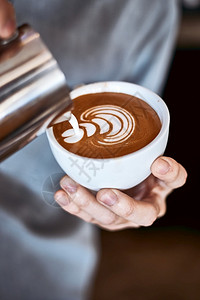 温暖的早餐咖啡拿铁艺术制作由酒吧咖啡拿铁的艺术制作潮人图片