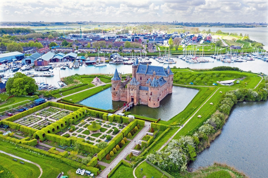 遗产荷兰语梅登来自IJsselmeer的中世纪Muiderslot城堡的空中飞机图片