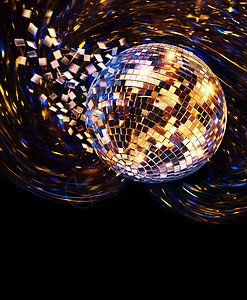 迪斯科舞厅飞行镜子金银迪斯科镜球在暗底面的银迪斯科反射球上旋转并破碎成蓝色和金飞玻璃碎片设计图片