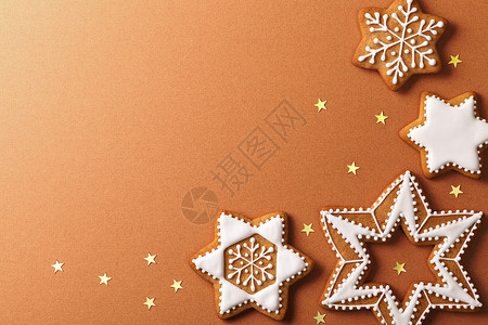 六角星雪花姜饼自制圣诞姜红面包棕色纸上金星的烘烤卡片背景