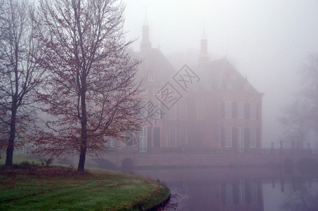 花园荷兰沃尔肖顿雾中Duivenvoorde城堡沃斯霍滕不朽的图片