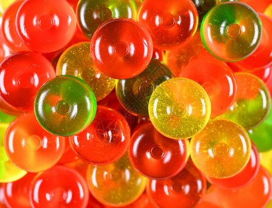 孩子不同的可口糖果背景关闭顶端视图彩色绿红和黄甜食糖盒背景图片