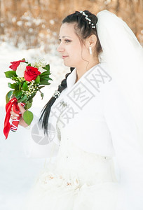 人类新娘的肖像用一束鲜花穿着婚纱柔软的天自然高清图片素材